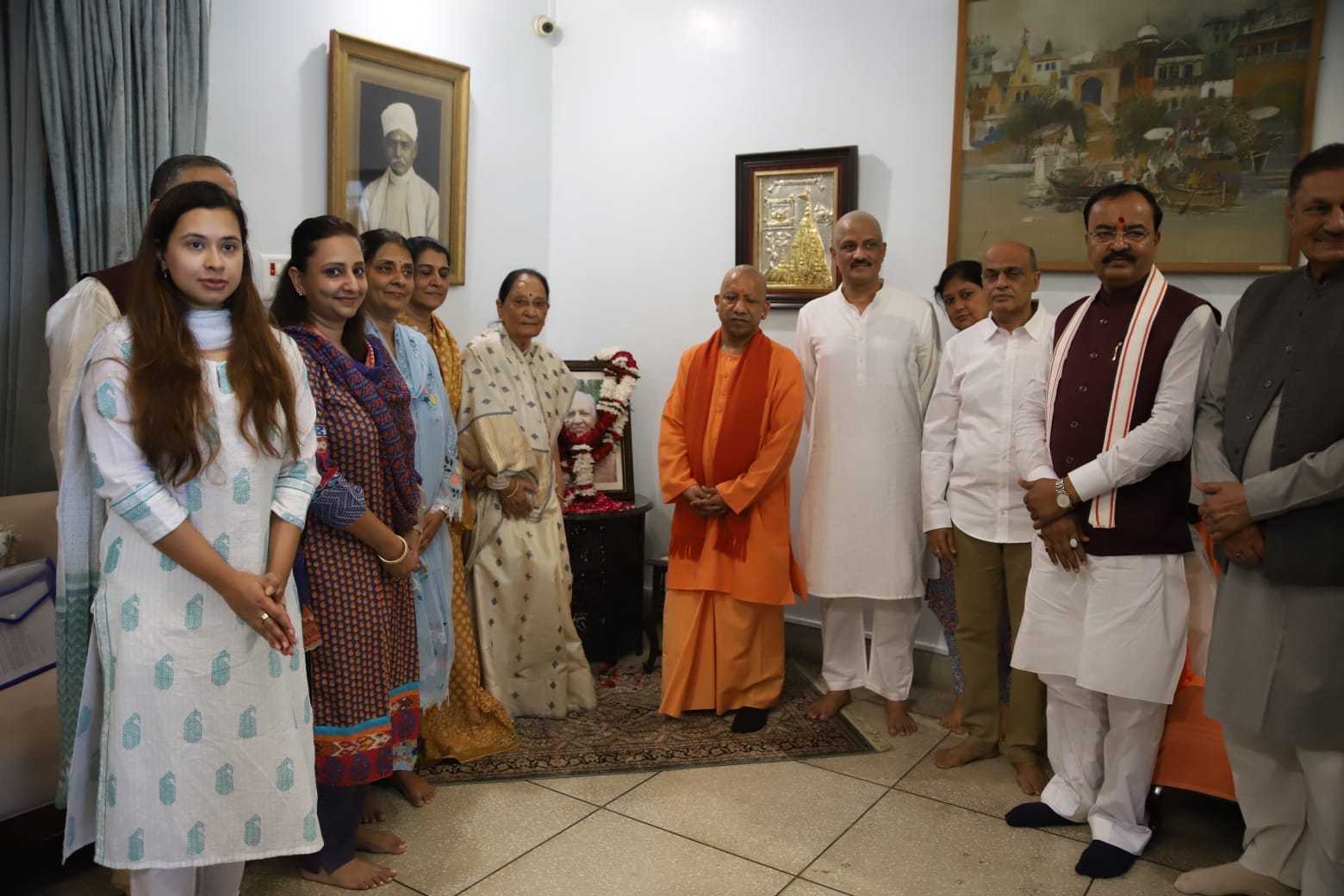 न्यायमूर्ति गिरिधर मालवीय के परिजनों से मिलने पहुंचे सीएम योगी, जताई संवेदना