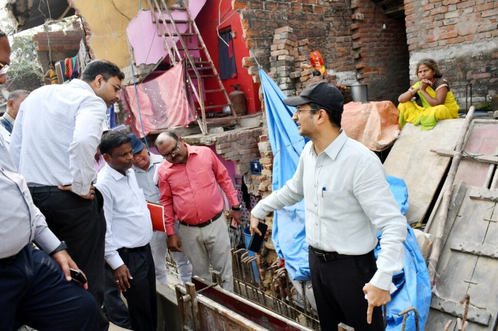 फाफामऊ से बनारस रोड के पास वैशाली गेस्ट हाउस के निकट बने आरोबी का निरीक्षण करते मंडलायुक्त श्री विजय विश्वास पंत