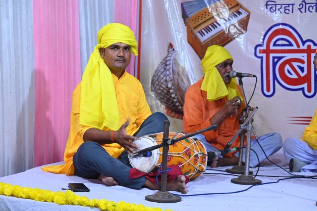 बिरहा उत्सव का आगाज में ढोलक, हारमोनियम, मजीरा, और करताल जैसे पारंपरिक वाद्य यंत्रों की धुन ने समां बांध दिया।