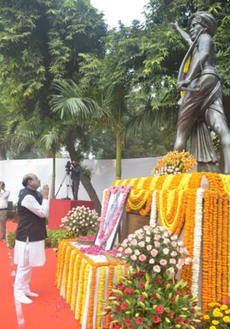 लोक सभा अध्यक्ष ने संसद भवन परिसर में भगवान बिरसा मुंडा को पुष्पांजलि अर्पित की
