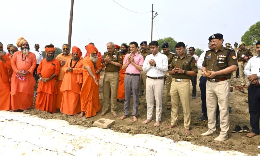 महाकुंभ-2025 की तैयारियाँ प्रयागराज में अधिकारियों ने किया रामघाट और यमुना तट का निरीक्षण