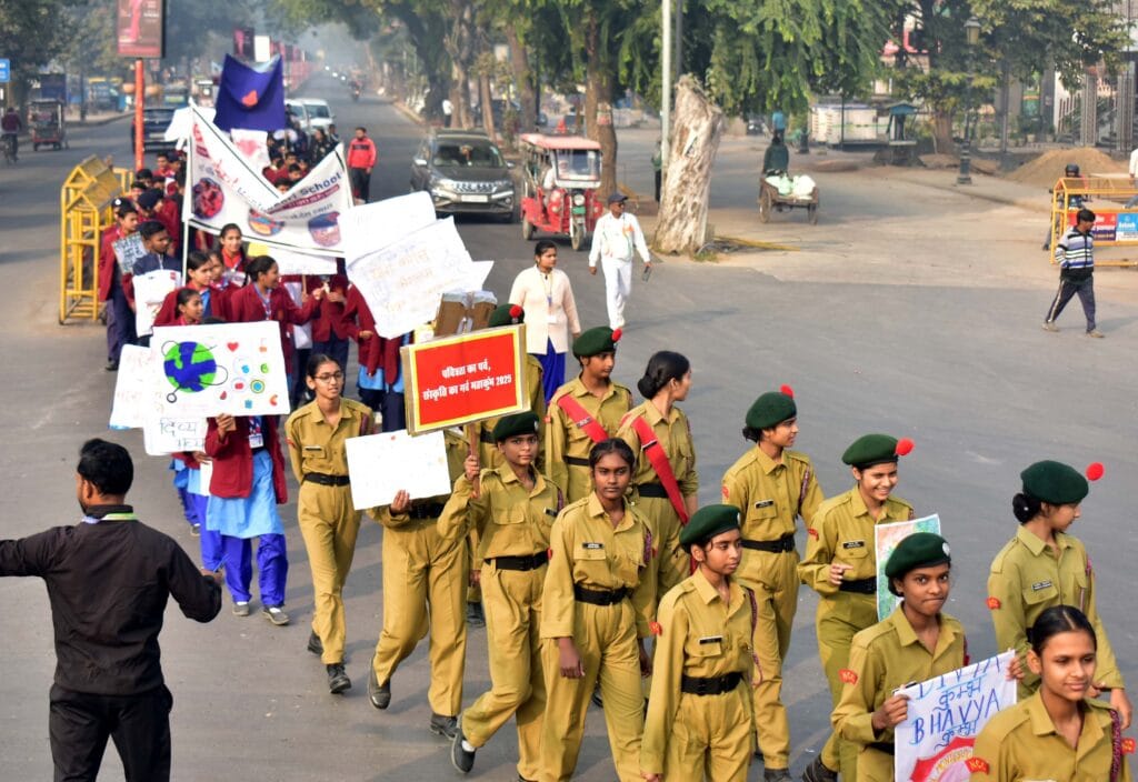 महाकुंभ 2025 जागरूकता रैली में छात्र-छात्राओं की भागीदारी