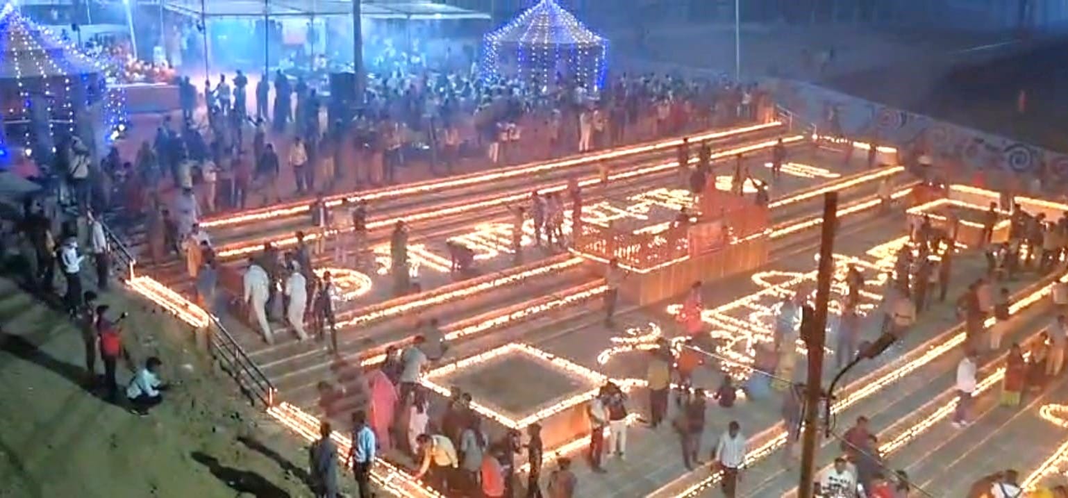 महाकुंभ के पूर्व कालिंदी महोत्सव में सवा लाख दीयों से जगमगाए यमुना के घाट!