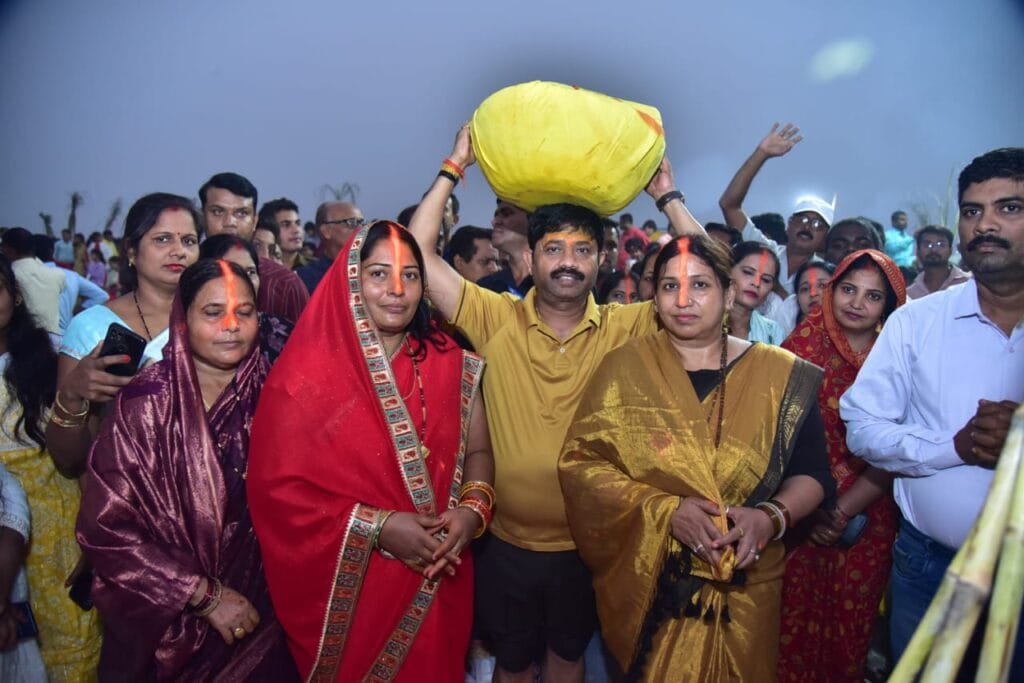 सिर पर दउरा लेकर घाट पर पहुंचे मंत्री नन्दी