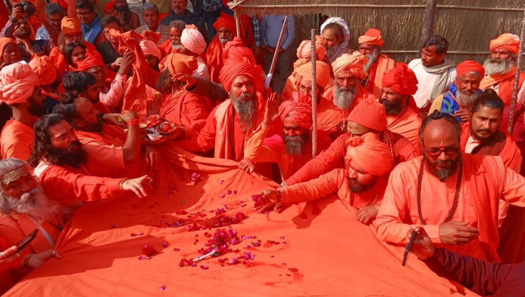 महाकुंभ 2025: धर्म ध्वजा स्थापना से शुरू हुई अखाड़ों की परंपरा