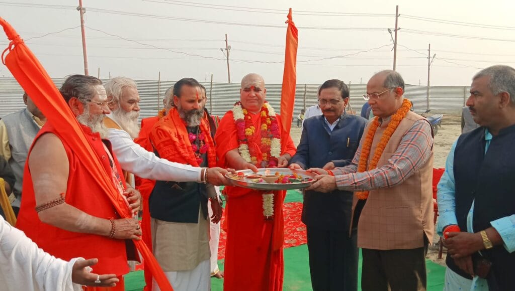 महाकुंभ नगर में- शंकराचार्य अधोक्षजानंद ने शिविर का भूमि पूजन किया