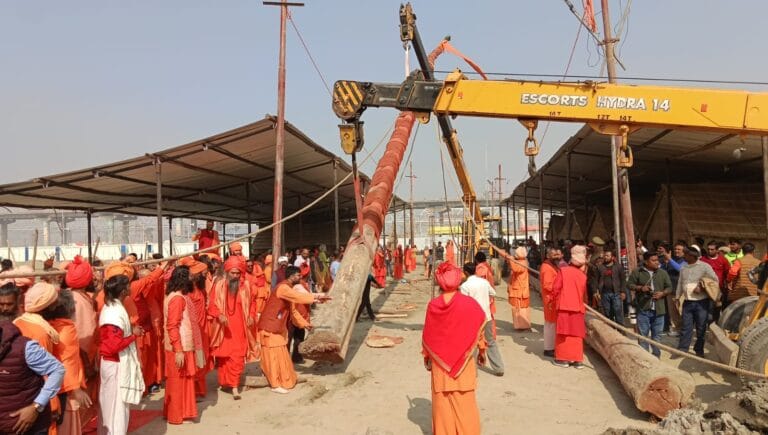 महाकुंभ 2025 महानिर्वाणी अखाड़ा में 78 फीट लंबी धर्म ध्वजा की स्थापना