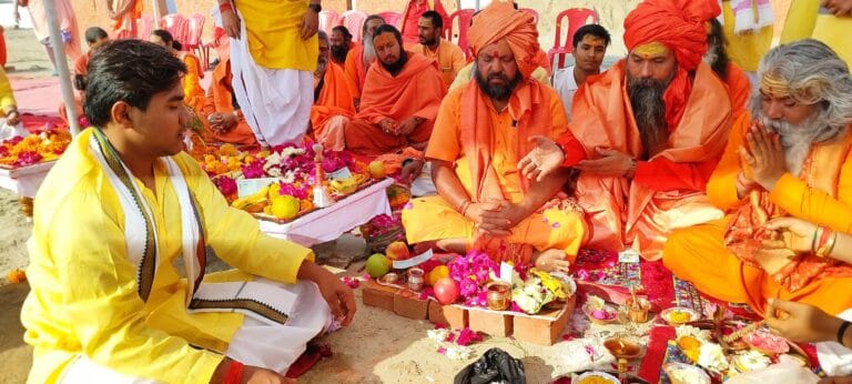 महाकुंभ 2025 महानिर्वाणी अखाड़े का भव्य भूमि पूजन संपन्न