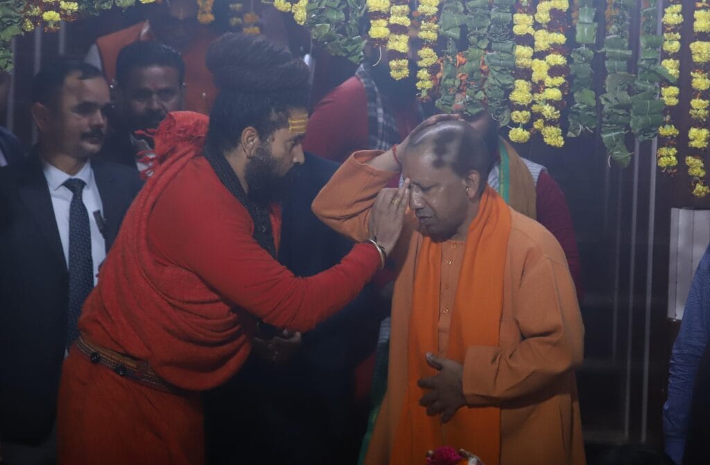 मुख्यमंत्री योगी ने त्रिवेणी संगम पर पूजा-अर्चना की और बड़े हनुमान जी के दर्शन किए। 