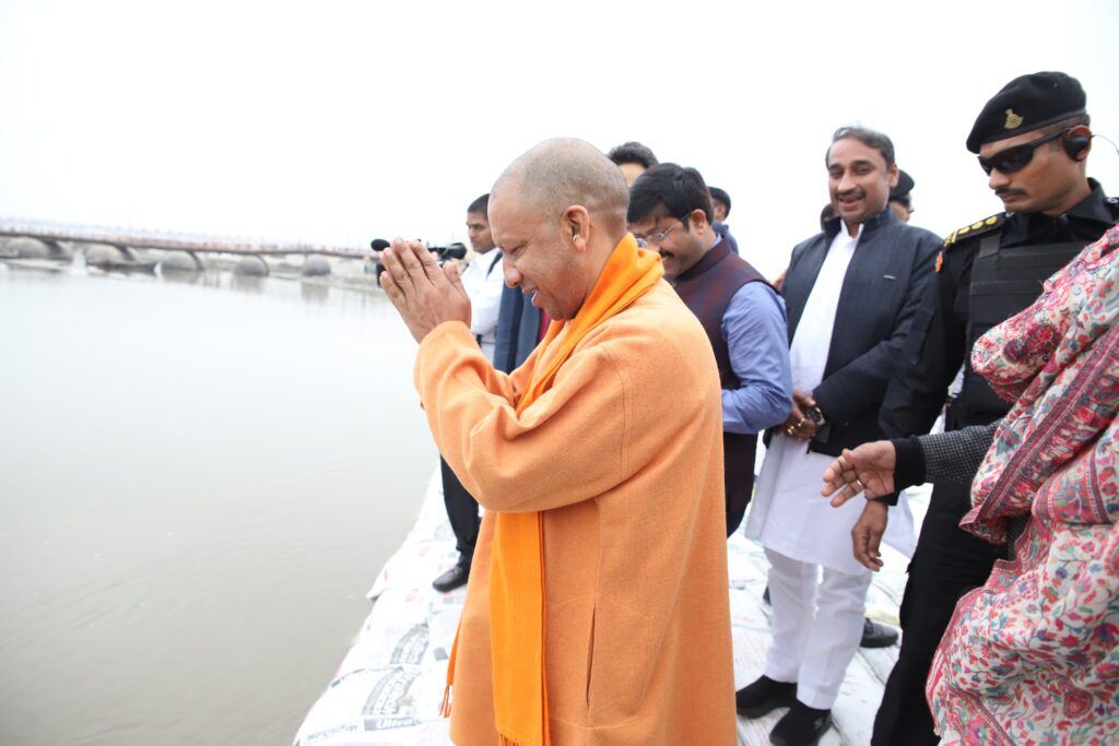 मुख्यमंत्री योगी ने संगम ऐरावत घाट और संगम नोज घाट का निरीक्षण किया।