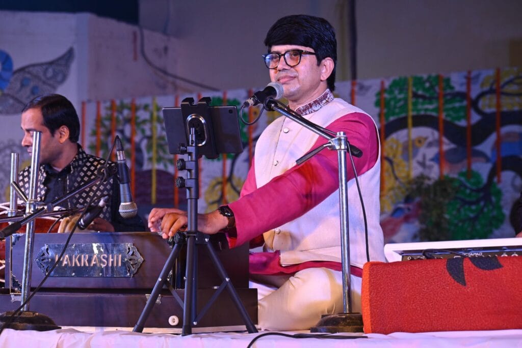 NCZCC प्रयागराज में 12 दिवसीय शिल्प मेले में भक्ति संगीत से सजाया गया मंच