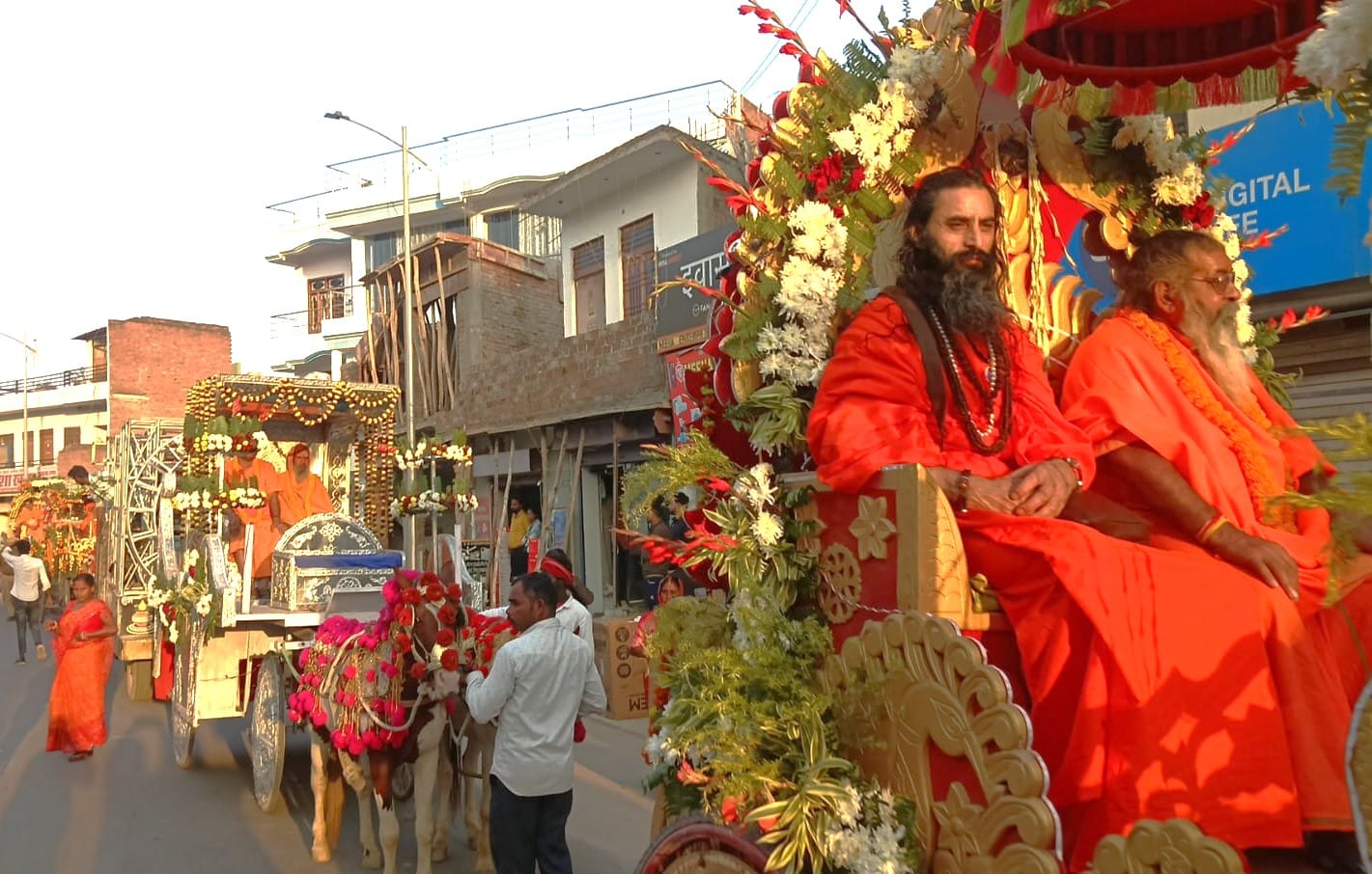 अटल अखाड़े का नगर प्रवेश, प्रयागराज महाकुंभ 2025 श्रद्धालुओं ने दी जोरदार स्वागत