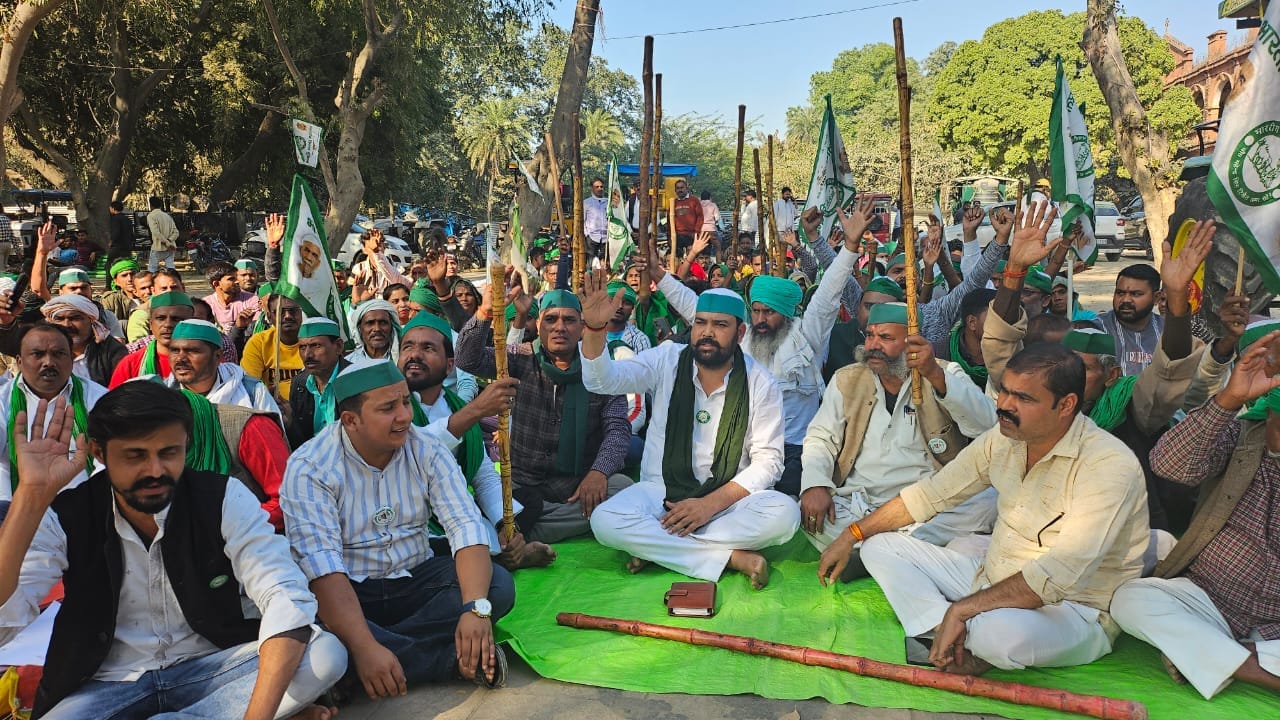 नोएडा किसान आंदोलन के समर्थन को लेकर, प्रयागराज में धरना प्रदर्शन