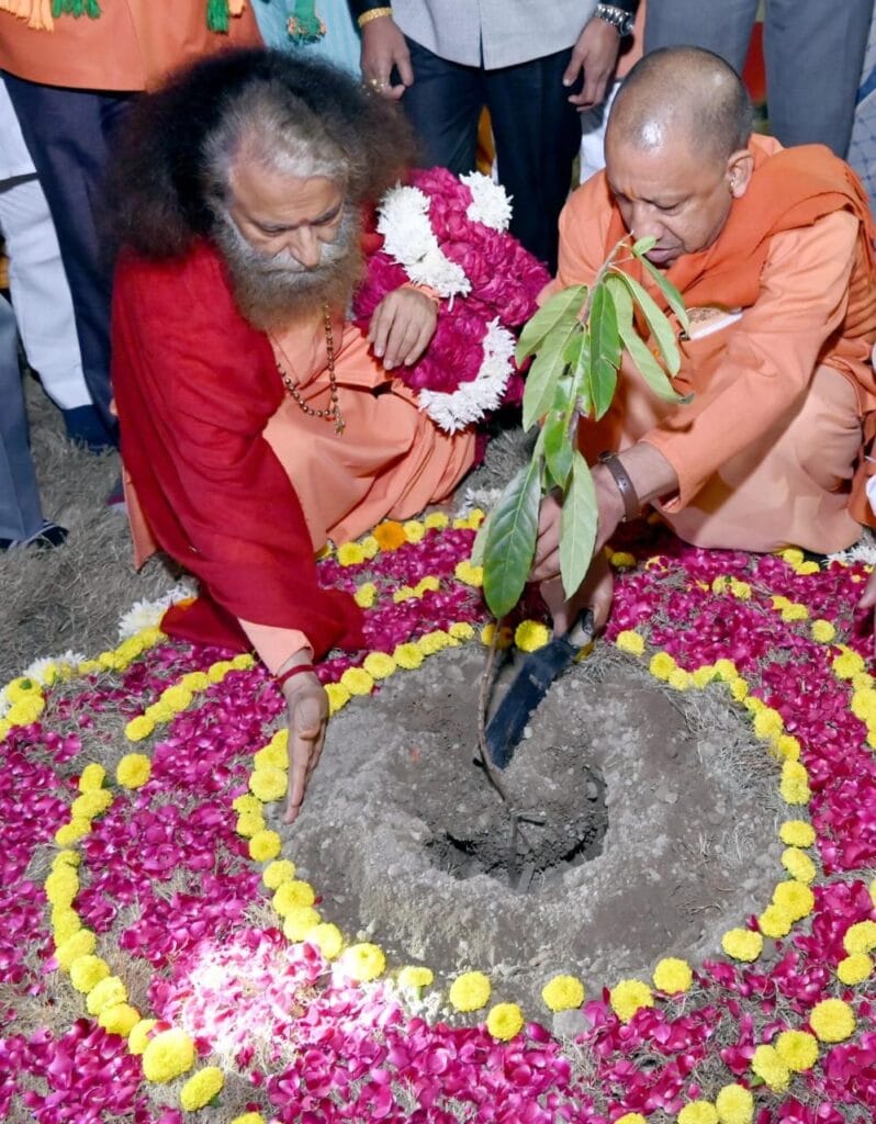 परमार्थ त्रिवेणी पुष्प का मुख्यमंत्री योगी आदित्यनाथ ने किया भ्रमण।