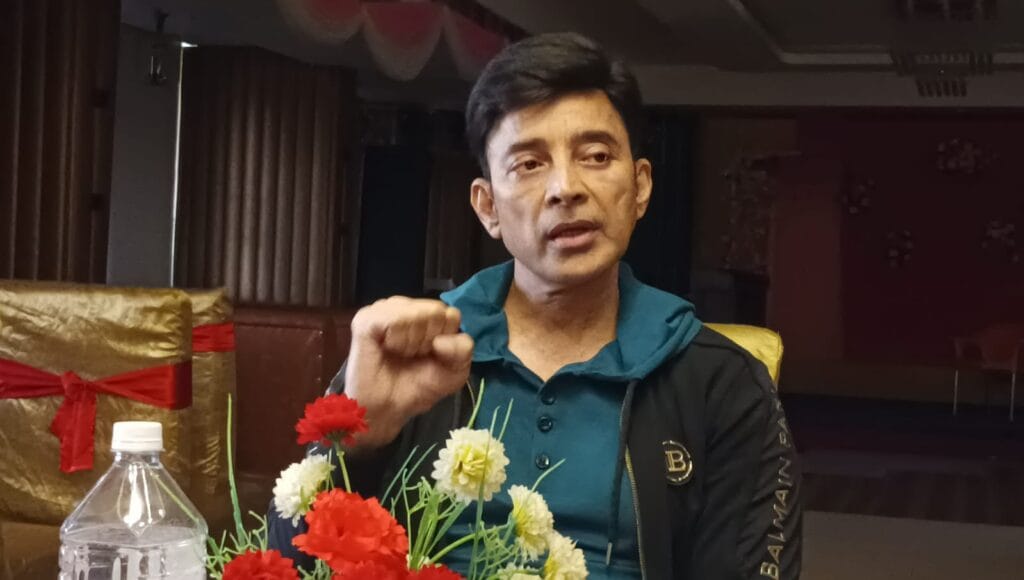 फिल्म 'जाइए आप कहाँ जाएँगे' में करण आनंद ने साधु बने किशन की भूमिका निभाई है
