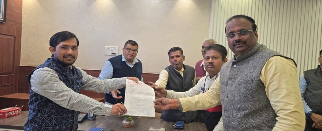 फुटपाथ व्यापारियों का नगर निगम में हल्ला बोल नगर आयुक्त का आश्वासन