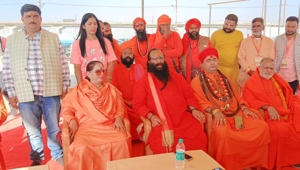 बांग्लादेश में हिंदुओं पर अत्याचार अखिल भारतीय अखाड़ा परिषद ने उठाई आवाज,