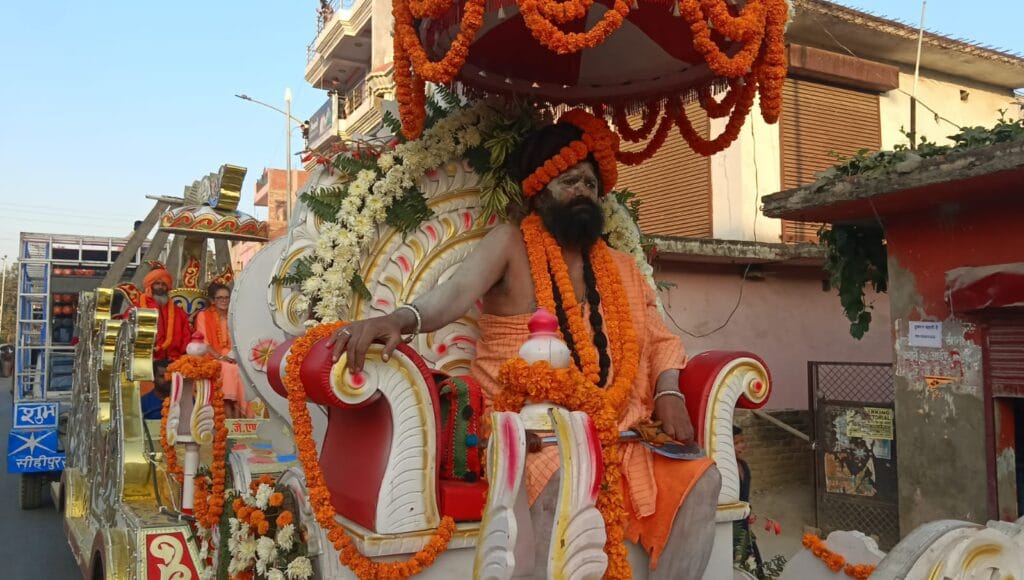 महाकुंभ 2025 के लिए अटल अखाड़े की नगर प्रवेश शोभायात्रा
