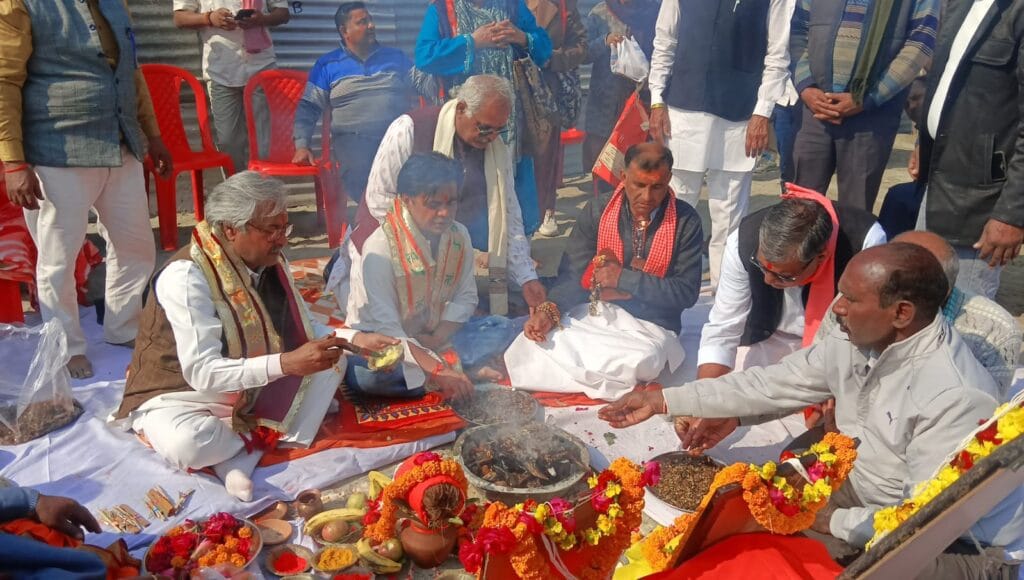 महाकुंभ 2025 प्रयागराज में दद्दा शिष्य मण्डल भारतवर्ष भूमि पूजन में उपस्थित प्रमुख गुरु भाई