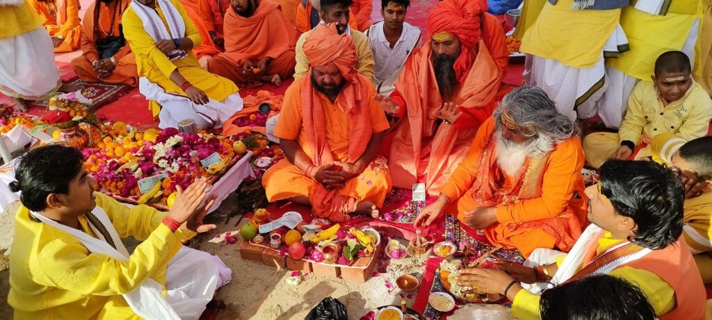 महाकुंभ 2025 महानिर्वाणी अखाड़े का भव्य भूमि पूजन संपन्न