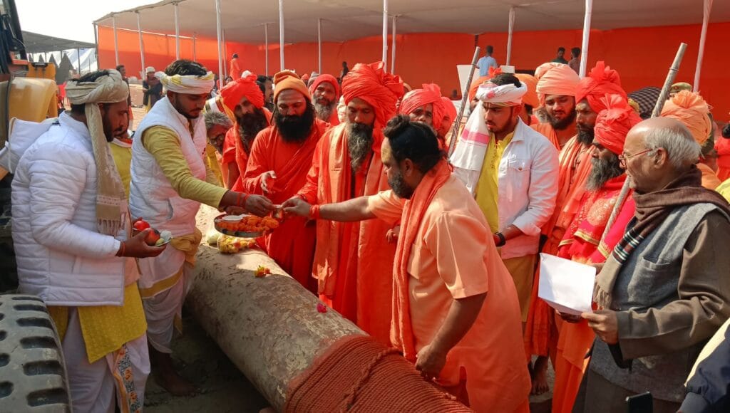 महाकुंभ 2025: धर्म ध्वजा स्थापना 