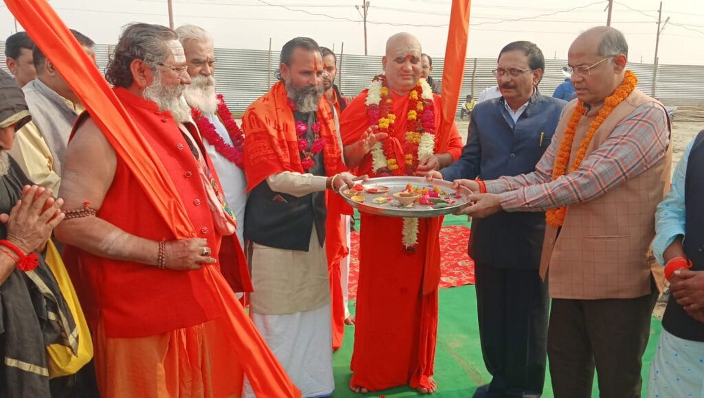 महाकुंभ नगर में- शंकराचार्य अधोक्षजानंद ने शिविर का भूमि पूजन किया