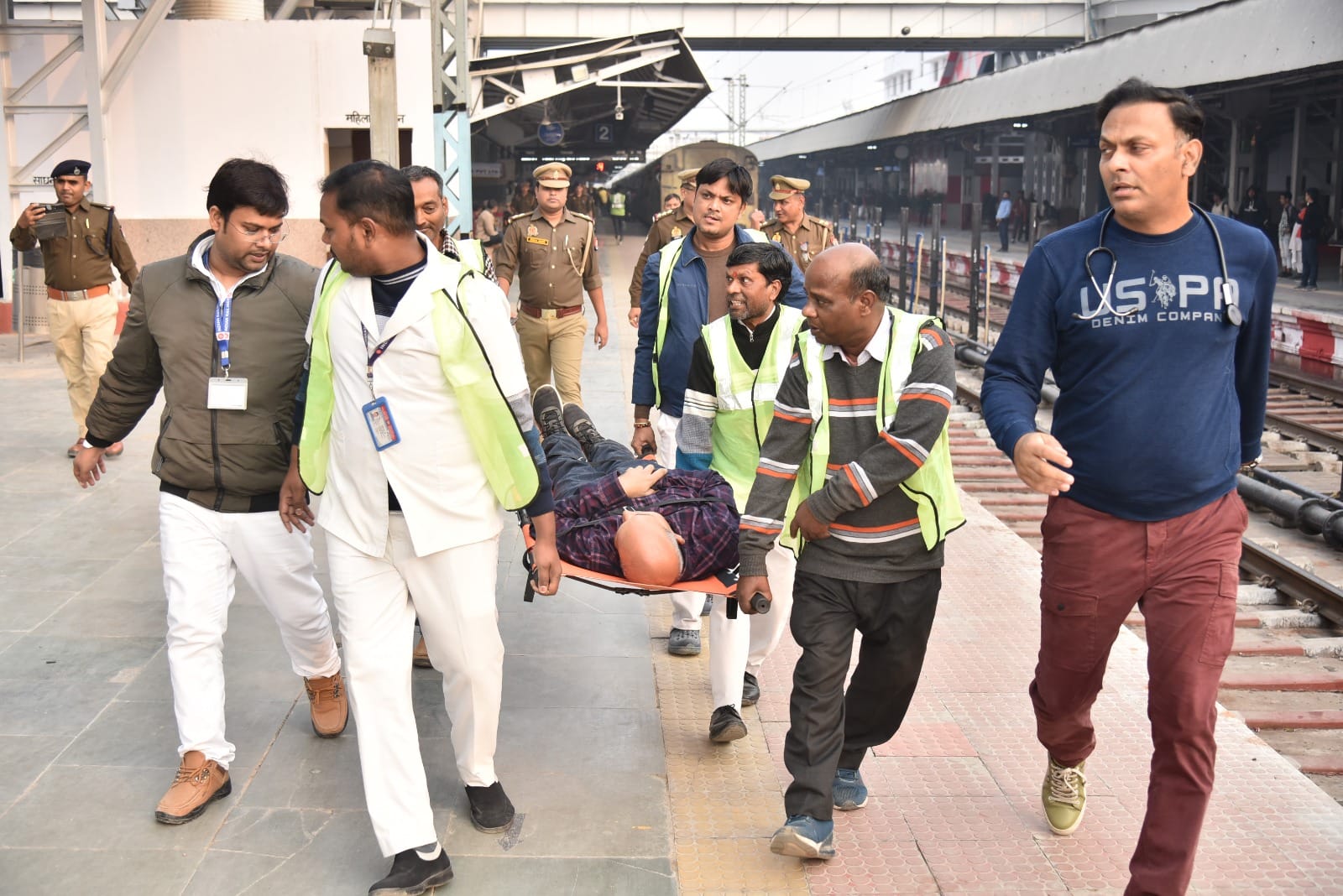 महाकुंभ मेला 2025 के लिए प्रयागराज जंक्शन पर मॉक ड्रिल आयोजित