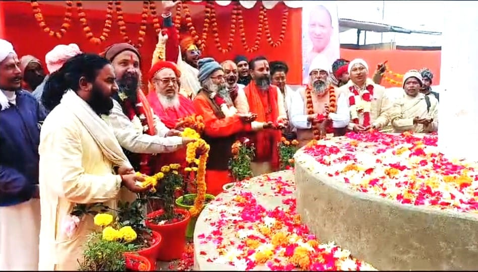 महाकुम्भ नगर में वैष्णव अखाड़ों की धर्म ध्वजा स्थापना