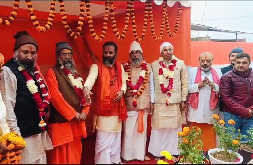 महाकुम्भ नगर में वैष्णव अखाड़ों की धर्म ध्वजा स्थापना समारोह में संतों की उपस्थिति