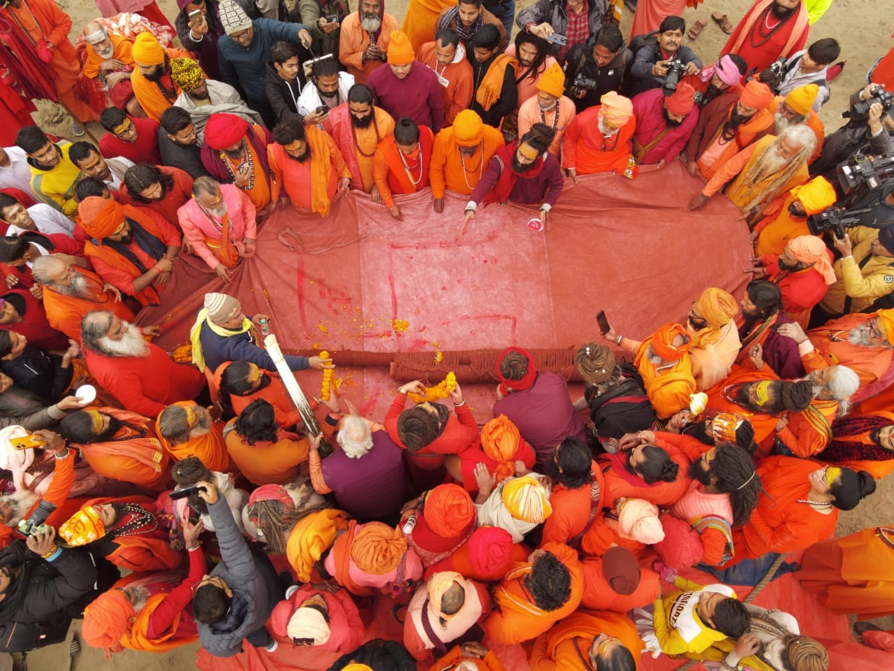 श्री निरंजनी अखाड़ा में 78 फीट लंबी धर्म ध्वजा की परंपरा