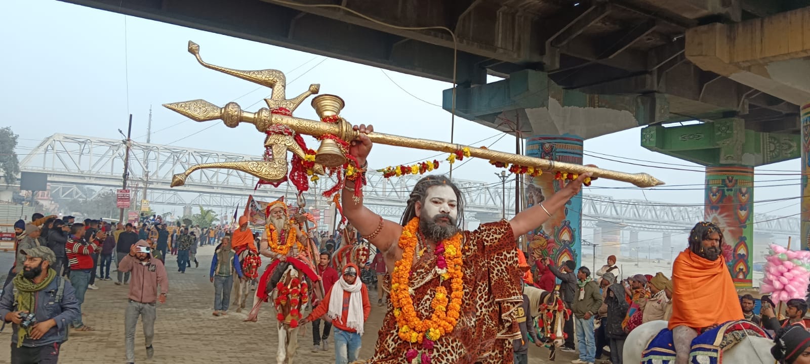 निरंजनी अखाड़े की भव्य पेशवाई शाही अंदाज में छावनी में प्रवेश