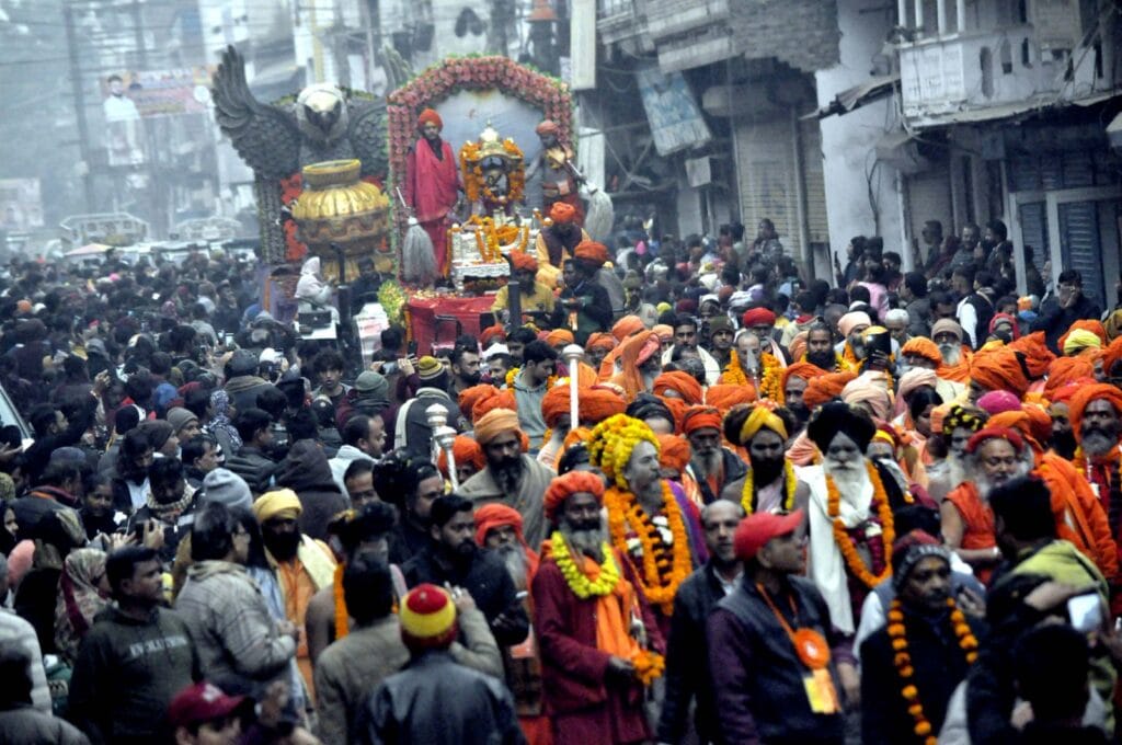 बड़ा उदासीन अखाड़ा की पेशवाई का भव्य आयोजन