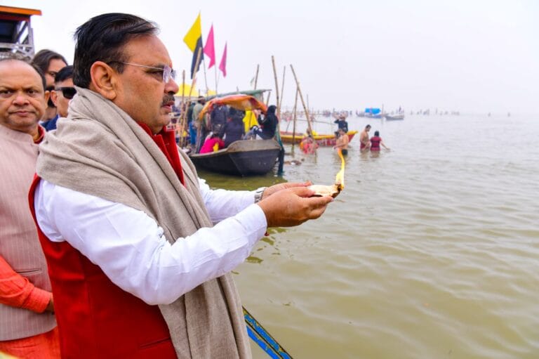 राजस्थान के CM भजनलाल शर्मा ने लगाई संगम में पावन डुबकी