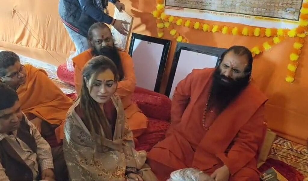 हर्षा रिछारिया ने रवींद्र पुरी महाराज से लिया आशीर्वाद।