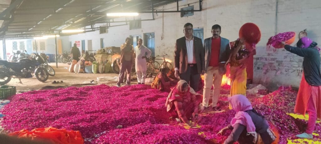 10 करोड़ श्रद्धालुओं पर 25 क्विंटल गुलाब की पंखुड़ियों से होगी भव्य पुष्प वर्षा