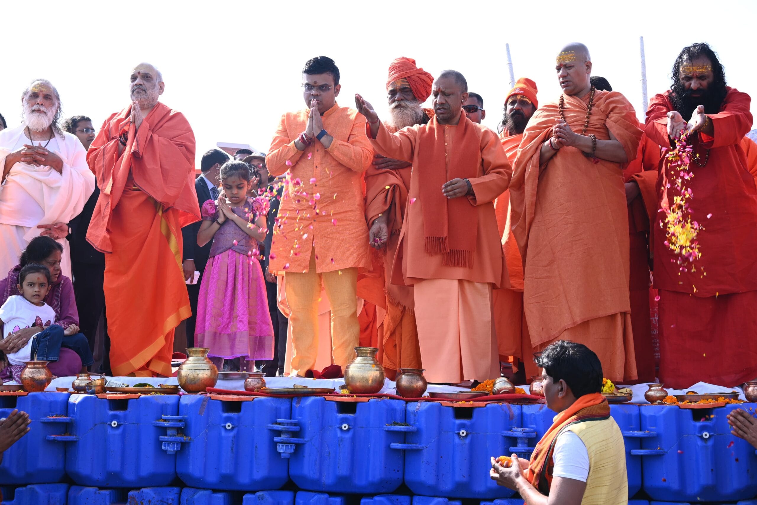 अमित शाह और योगी आदित्यनाथ ने मंत्रोच्चार के बीच संगम में लगाई डुबकी,