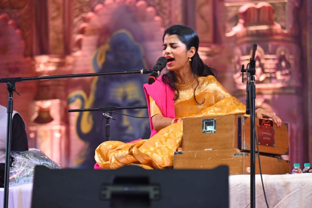 कलाग्राम में मैथिली ठाकुर