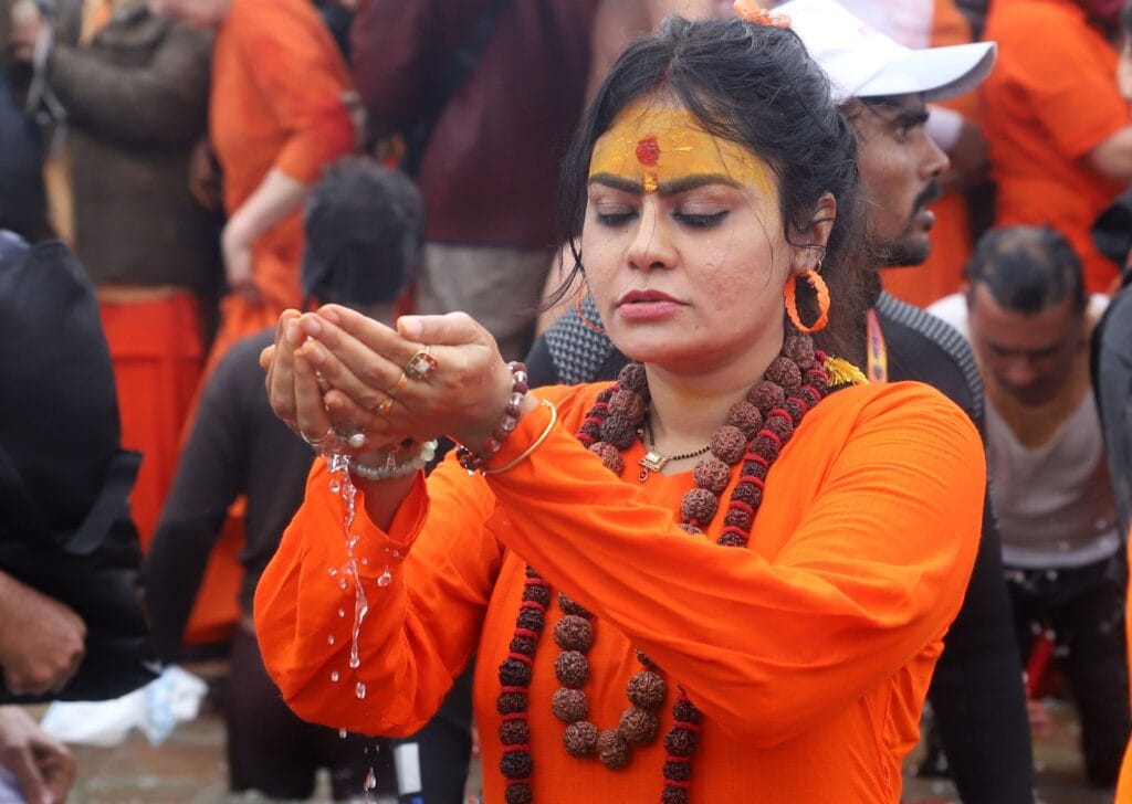 इंजीनियरिंग और ग्लैमर छोड़ "सनातन धर्म" की शरण में युवा।