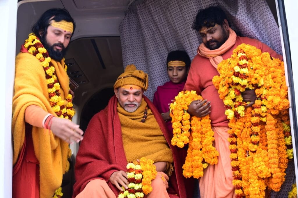 जगद्गुरु शंकराचार्य स्वामी अविमुक्तेश्वरानंद सरस्वती का प्रयागराज आगमन पर भव्य स्वागत