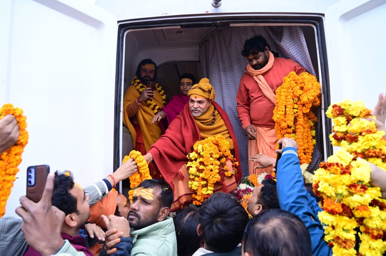 जगद्गुरु शंकराचार्य स्वामी अविमुक्तेश्वरानंद सरस्वती का प्रयागराज आगमन पर भव्य स्वागत