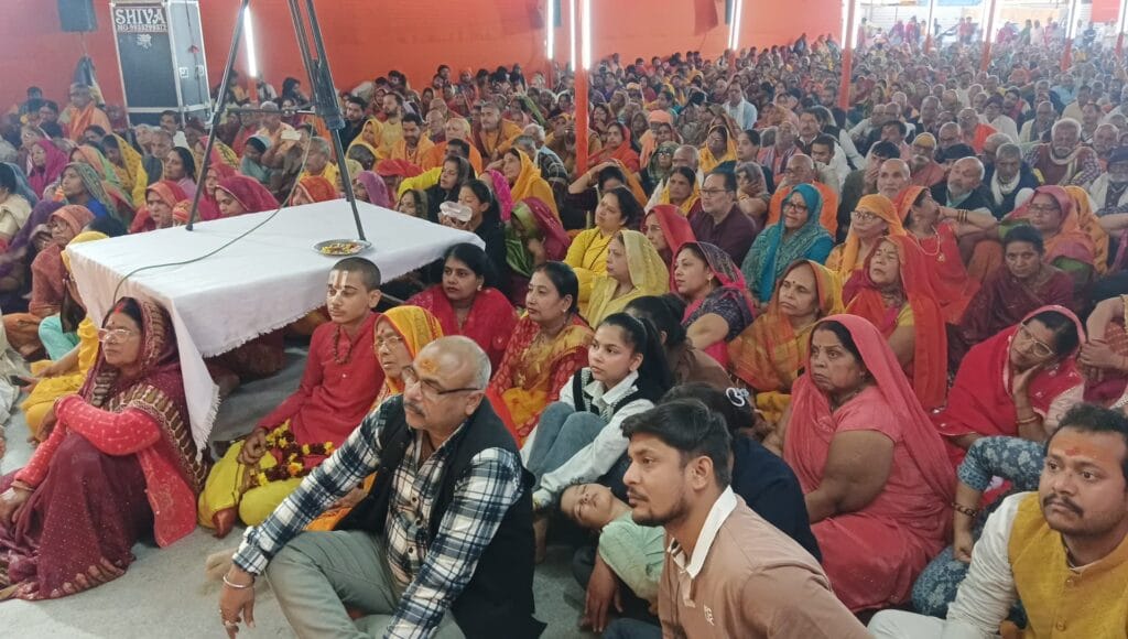 डॉ कौशलेंद्र प्रपन्नाचार्य महाराज जी के शिविर में अष्टोत्तर शत् श्रीमद भागवत कथा में श्रद्धालुओं की उमड़ी भीड़