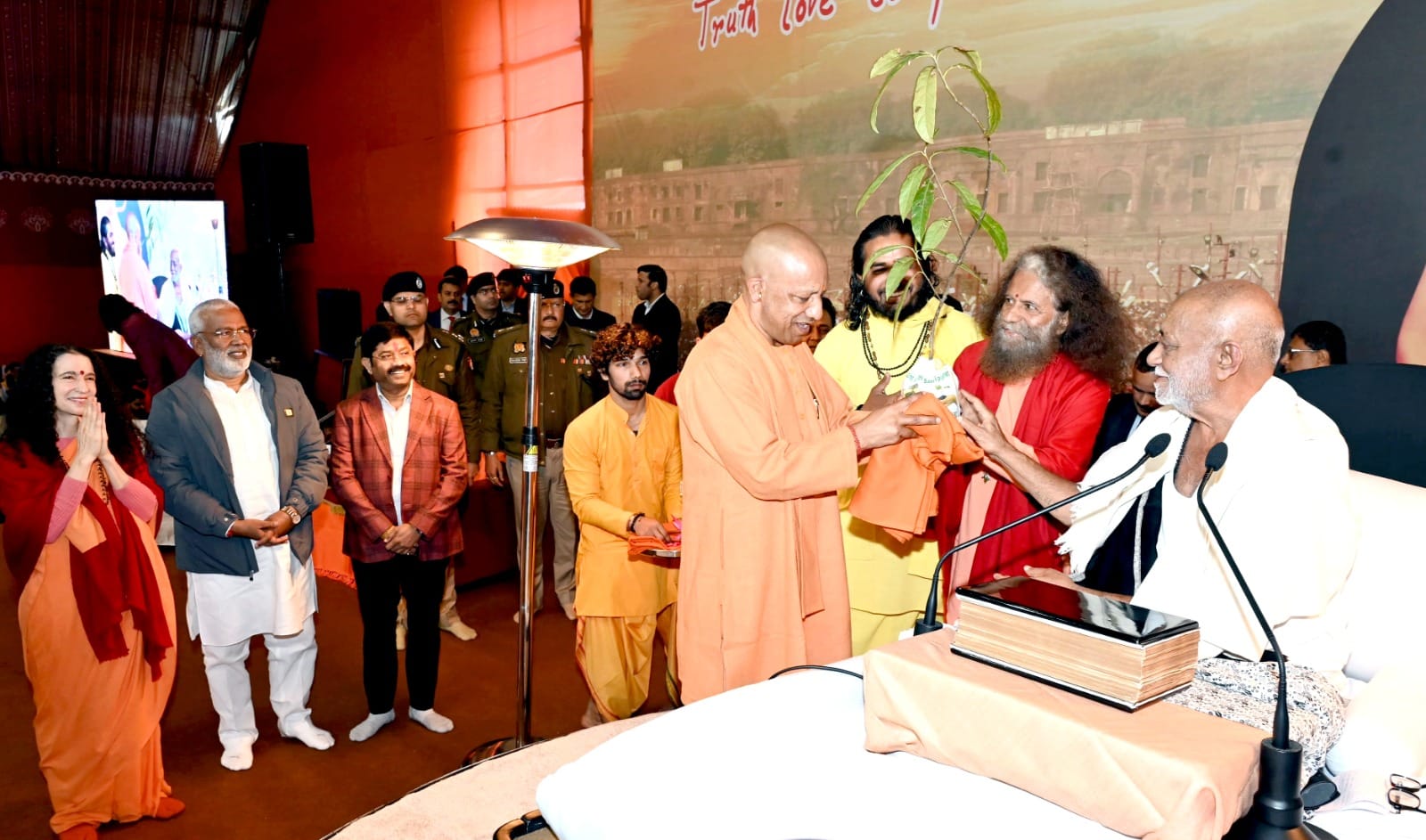 त्रिवेणी तट से गूंजा अखंड भारत का जयघोष CM योगी का प्रेरक संदेश