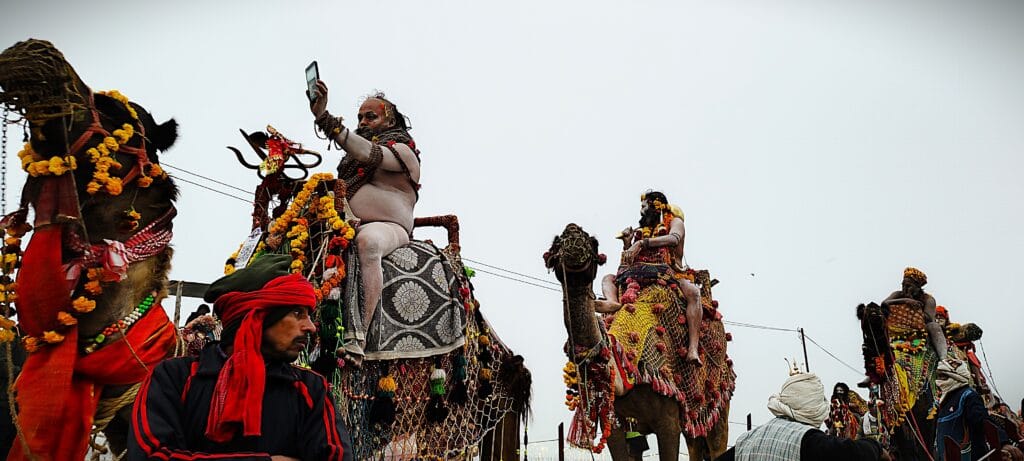 नागा संन्यासियों के श्री तपोनिधि आनंद अखाड़े ने किया महाकुंभ 2025 में भव्य छावनी प्रवेश