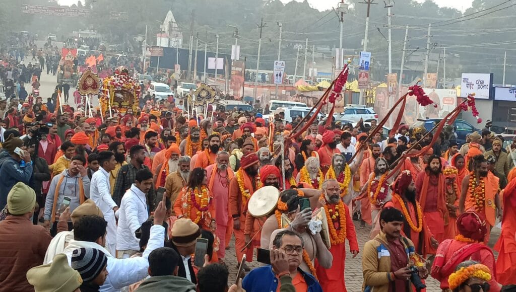 निरंजनी अखाड़े की भव्य पेशवाई नगर देवता और नागा संन्यासियों का जुलूस