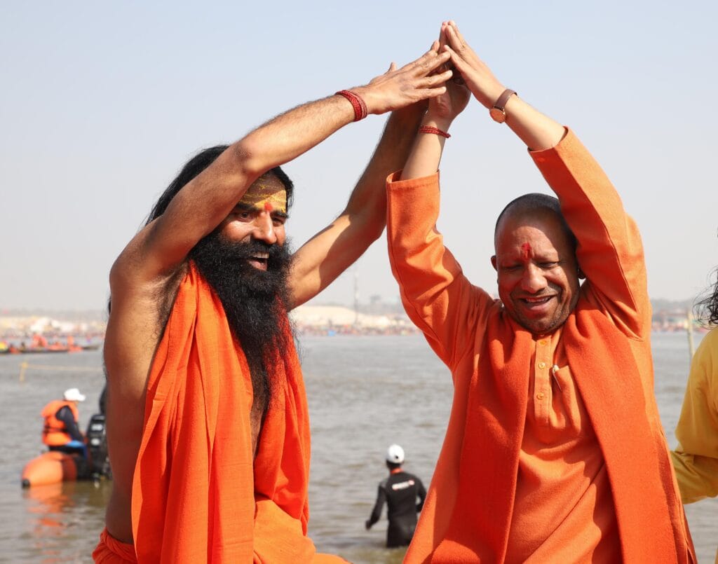 बाबा रामदेव ने कराया CM योगी योगाभ्यास