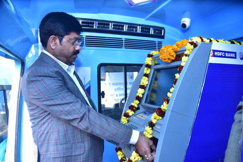 मंत्री नन्दी ने किया महाकुंभ में HDFC बैंक ऑन व्हील का उद्घाटन