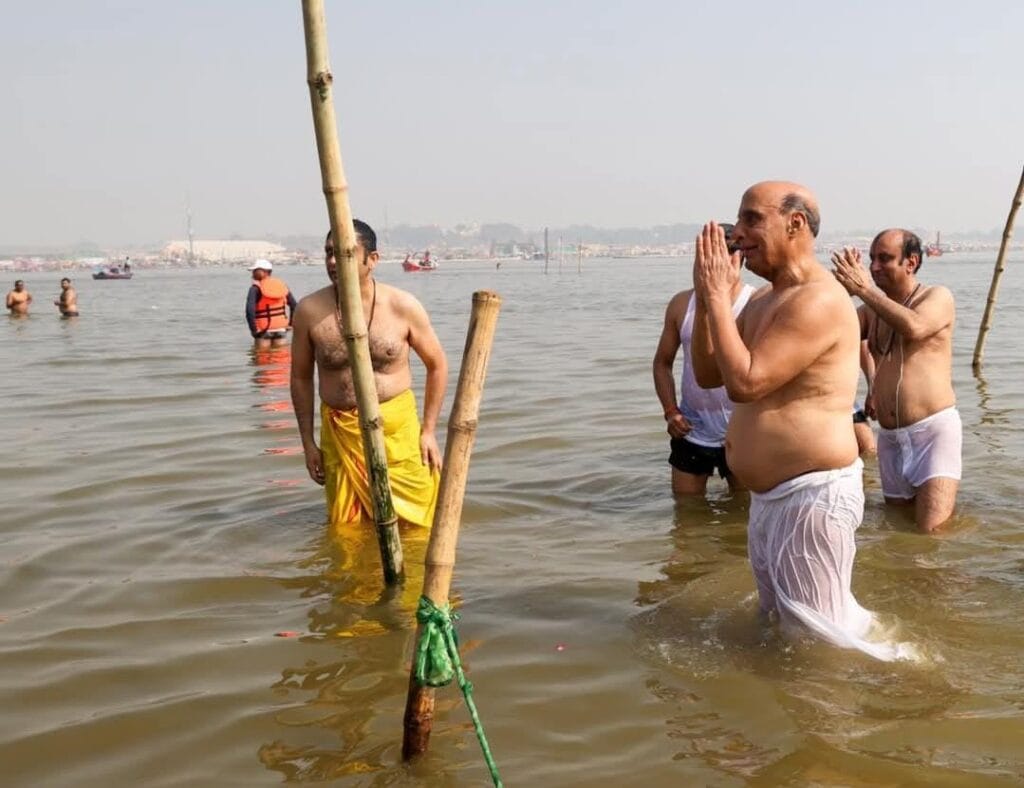 महाकुंभ 2025 रक्षा मंत्री ने संगम में लगाई आस्था की डुबकी