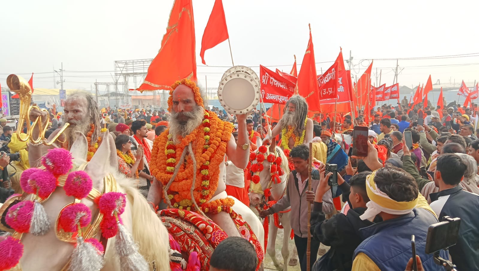 महाकुंभ नगर 2025 में महानिर्वाणी अखाड़े का नागा संन्यासियों के साथ भव्य प्रवेश