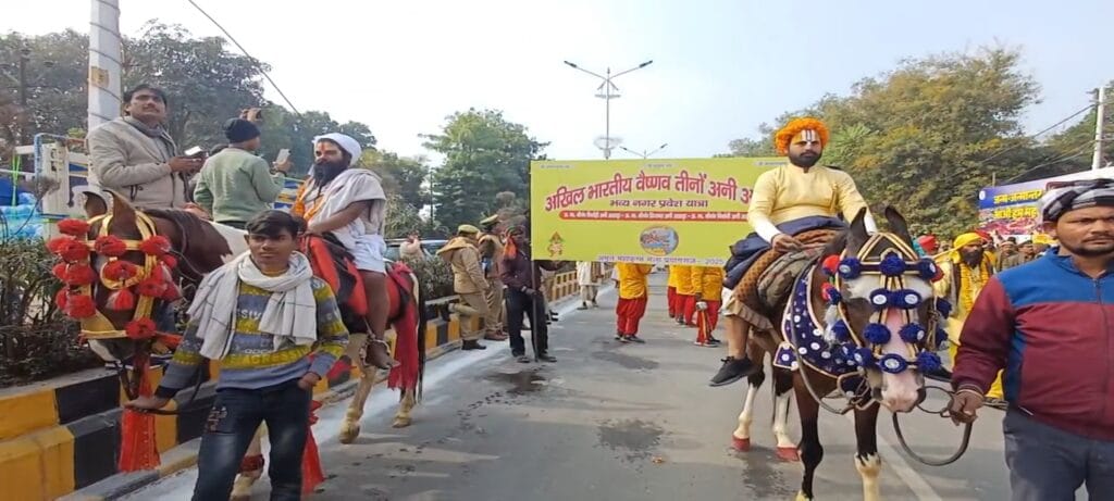 महाकुम्भ 2025 वैष्णव अखाड़ों का भव्य छावनी प्रवेश, 