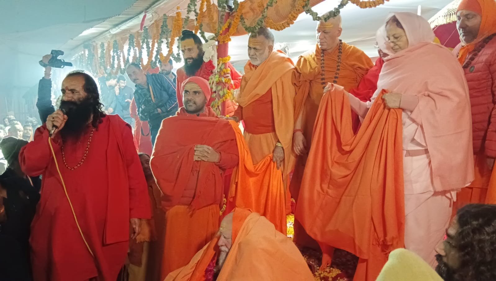 महामंडलेश्वर बनाये गए अमेरिकी संत व्यसानंद। निरंजनी अखाड़े के पंचों ने पट्टाभिषेक कर महामंडलेश्वर की दी उपाधि!